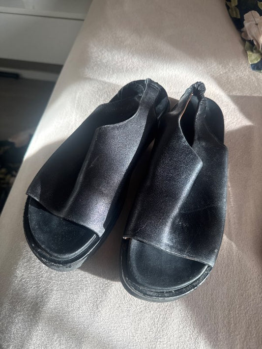 Billi bi sandalar