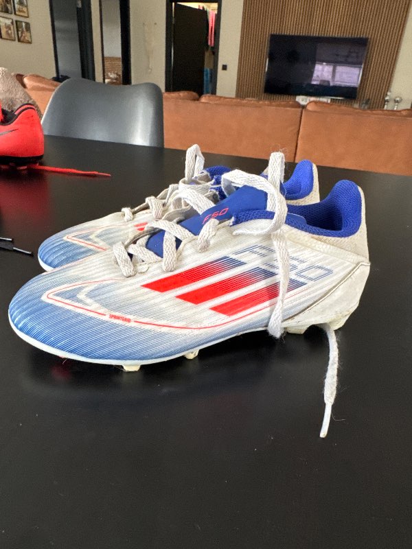 Adidas takkaskór hvítir