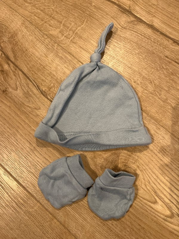ljósblá primark húfa og vettlingar