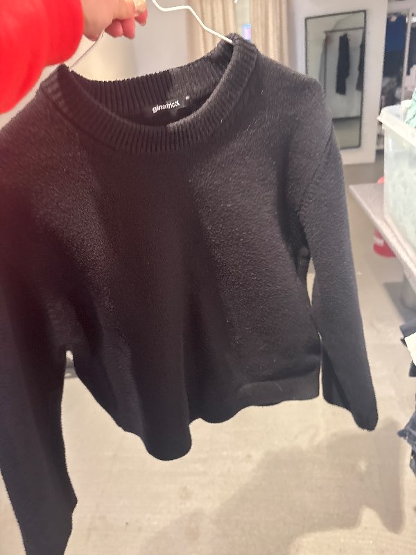 Svört prjóna peysa