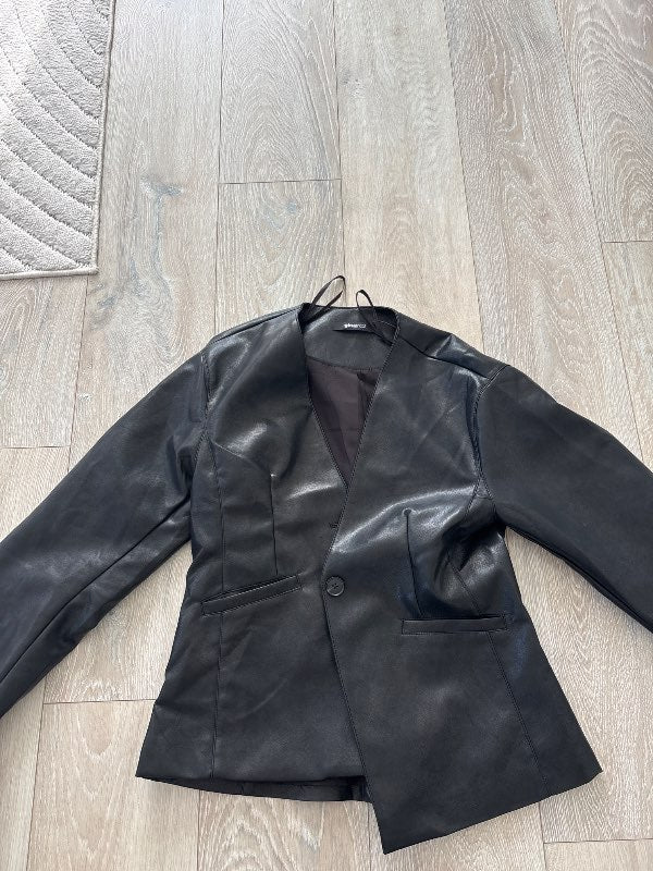 Gina tricot svartur leður jakki