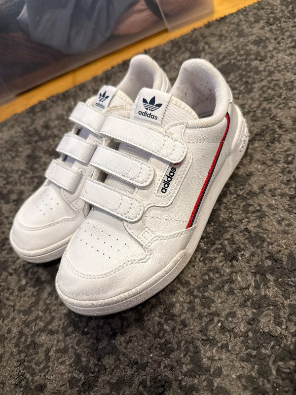 hvítir adidas skór