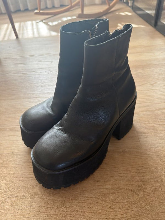 Bonnie boots unif