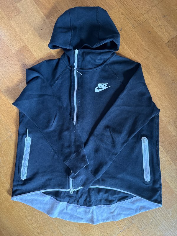 Nike rennd peysa svört&hvít