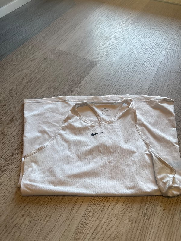 Nike hvítur ræktarbolur