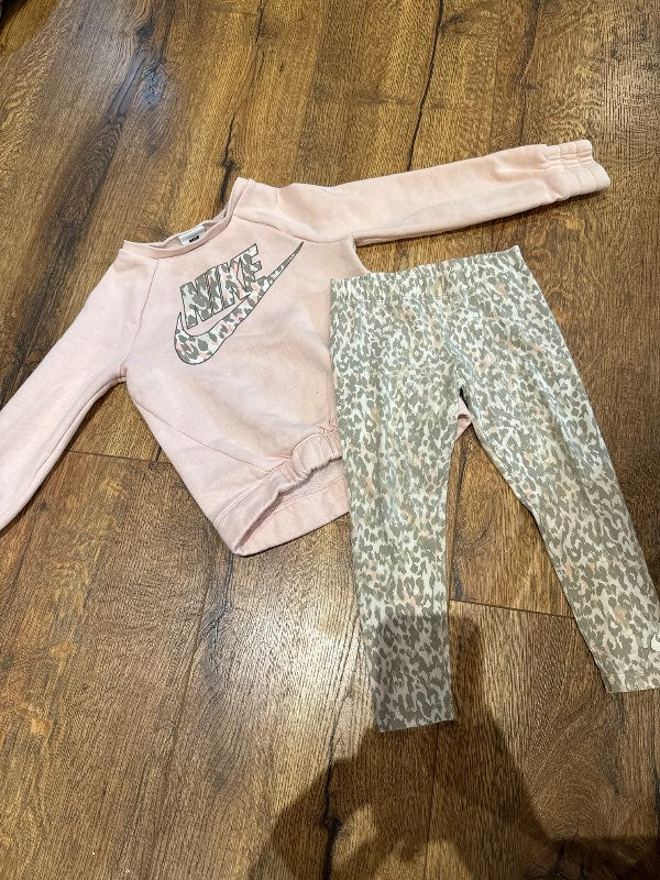 Nike sett hlébarða