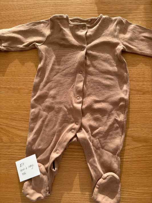 Next náttgalli, ath hægri hæl