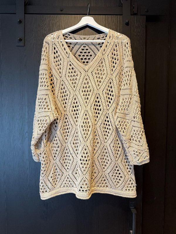 Gatamunstruð peysa beige