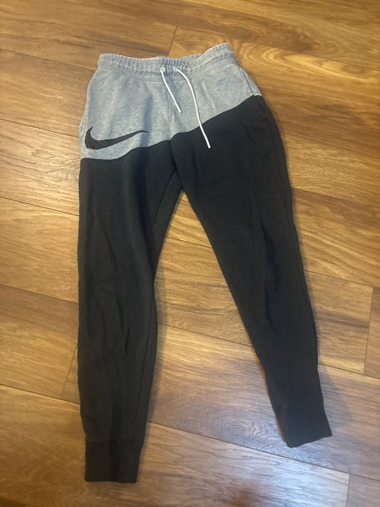 Svartar og gráar nike buxur