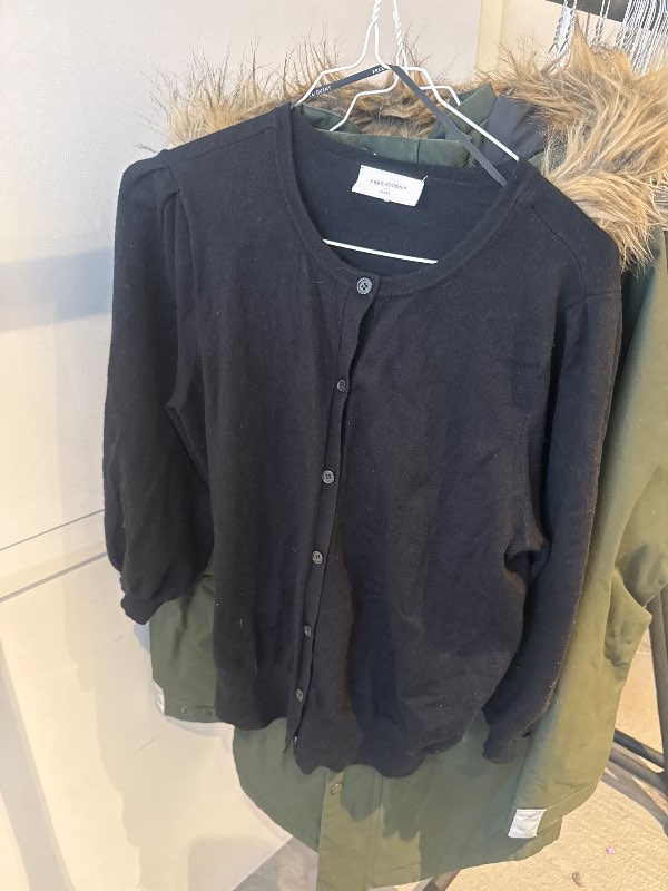 Freequent hneppt peysa svört