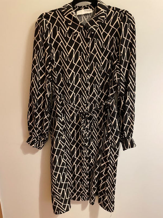 Svartur munstraður kjóll