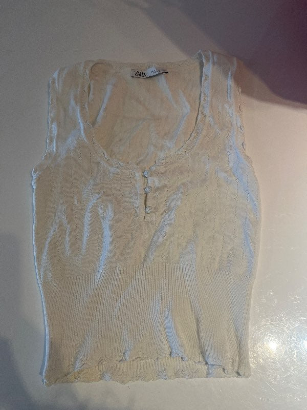 Hvítur bolur með tölum