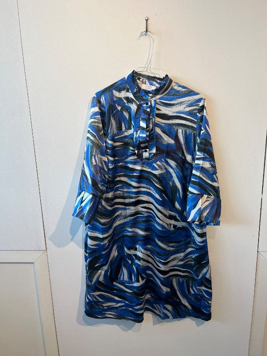 Blá skræpóttur kjóll