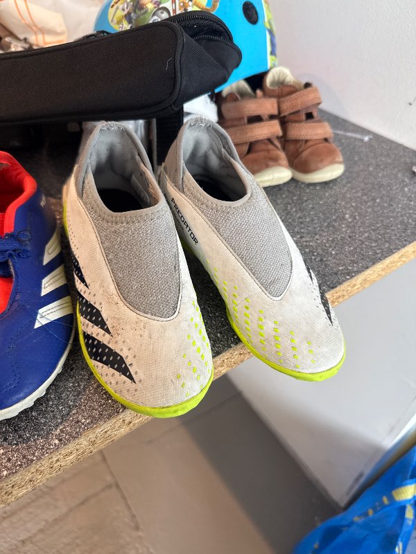 Fotboltaskor adidas hvitir