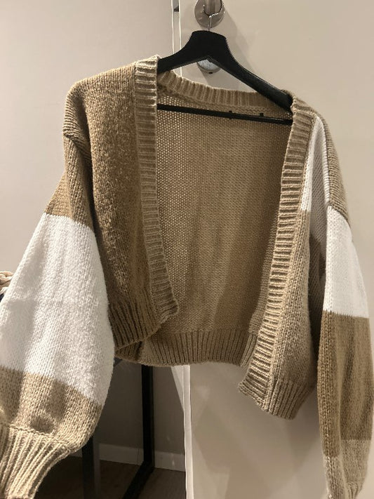 Brún og hvít prjónapeysa R