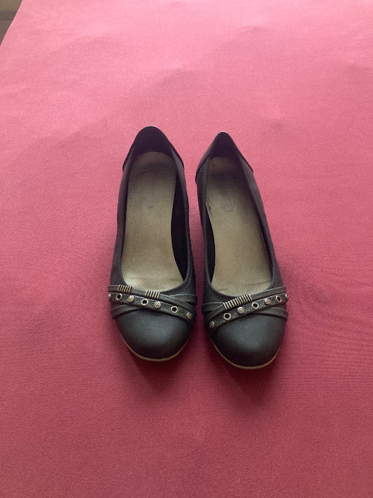 Black small heels with decor on the front