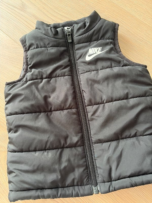Nike vesti svart