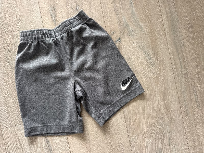 Gráar nike stuttbuxur