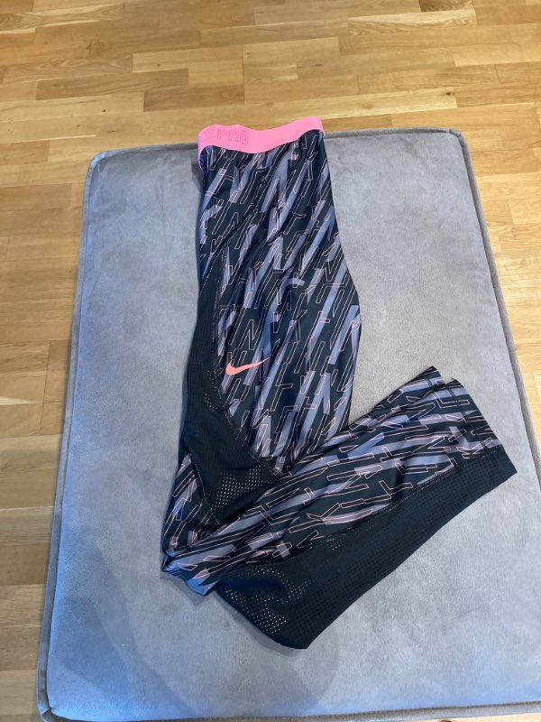 Nike pro með bleiku