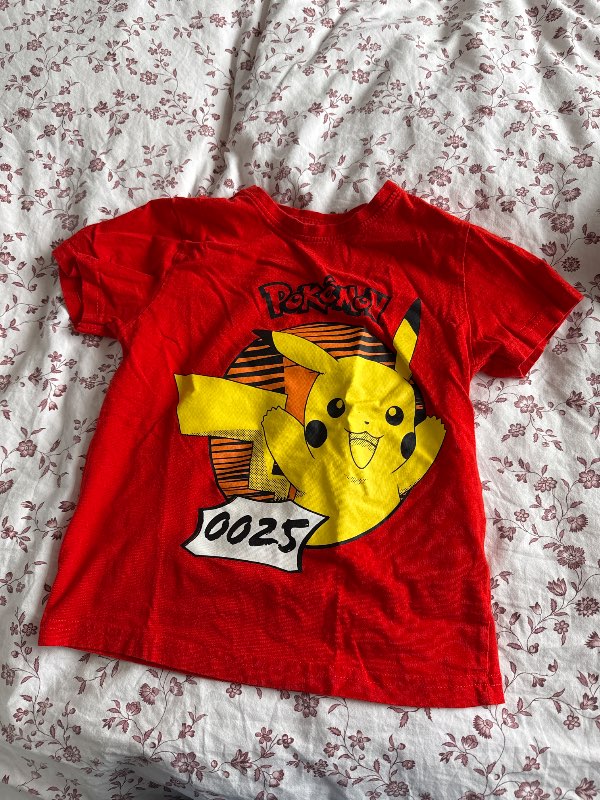 Rauður picachu bolur