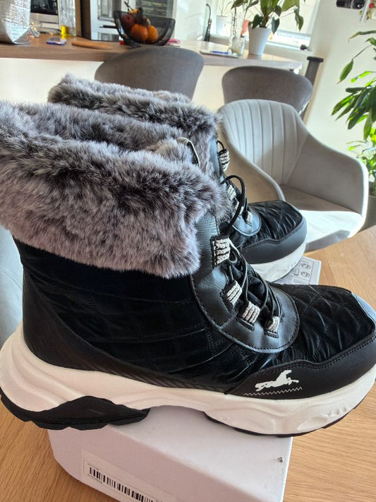 Winter shoes with spikes