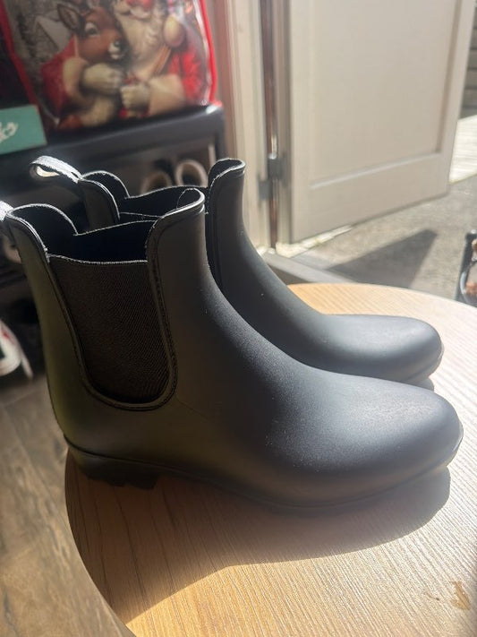 Black wellies