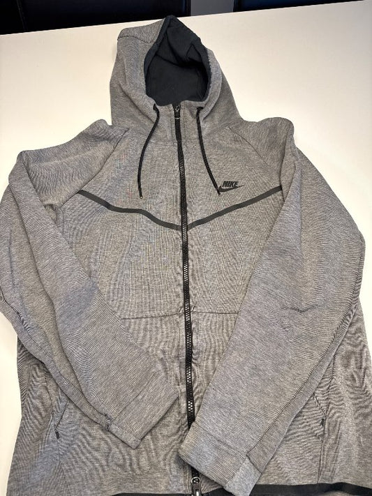 Nike tech fleece peysa grá