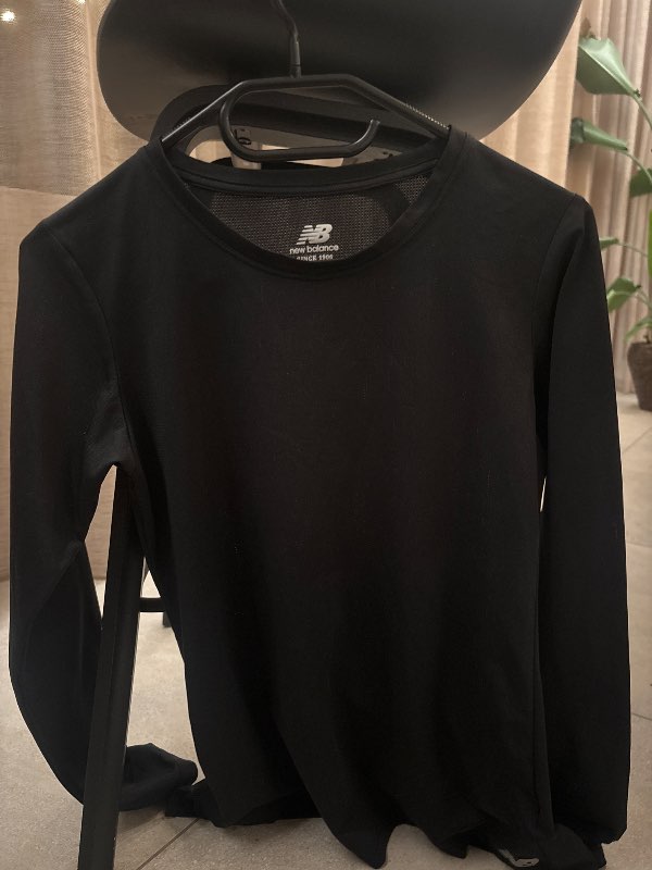 Svartur síðerma new balance bolur