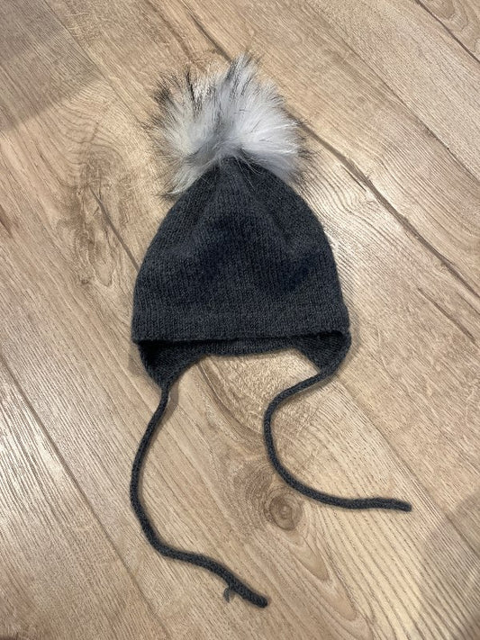 grá húfa með dúsk