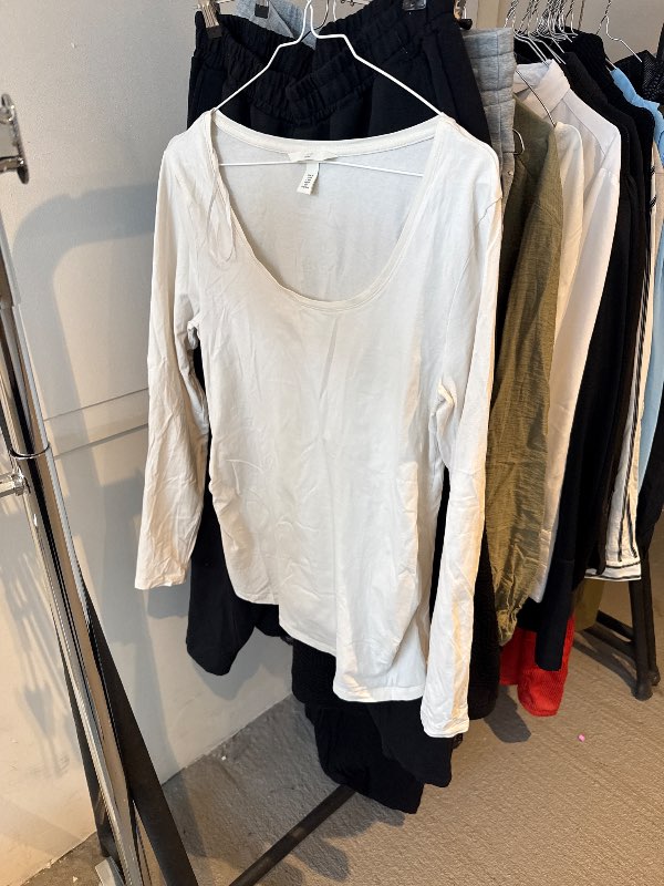 Hvítur hm ólettu bolur