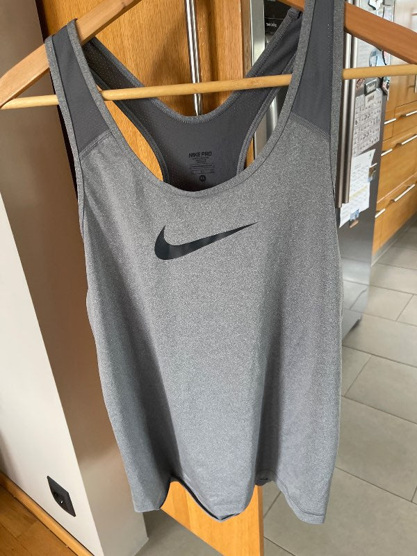 Grár nike æfingabolur