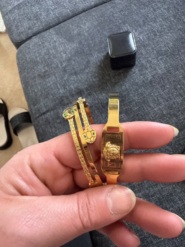 gullhúðaðar armbönd