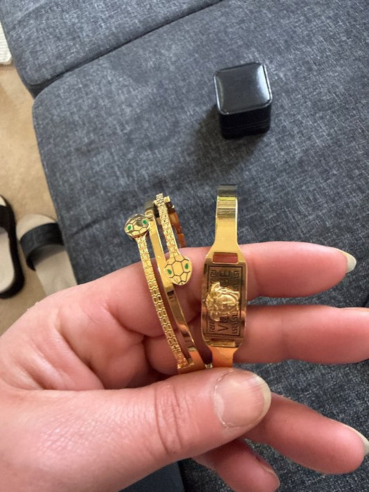 gullhúðaðar armbönd
