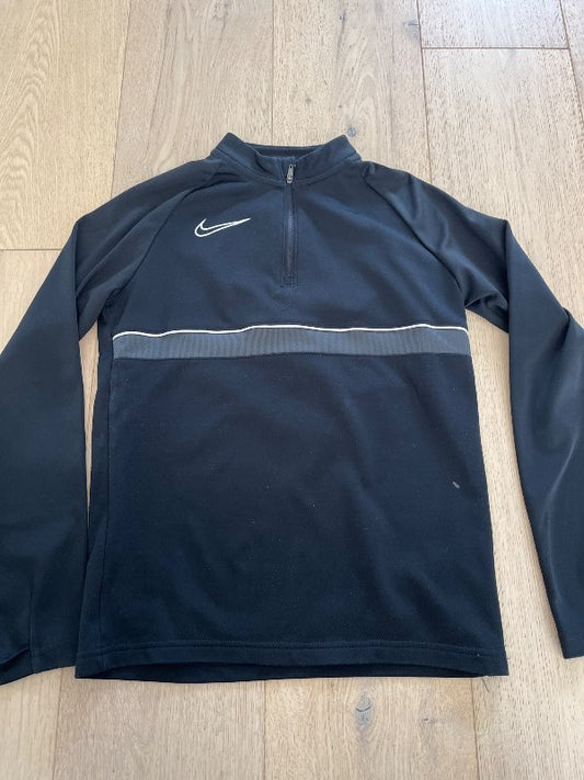 Nike hálfrennd peysa