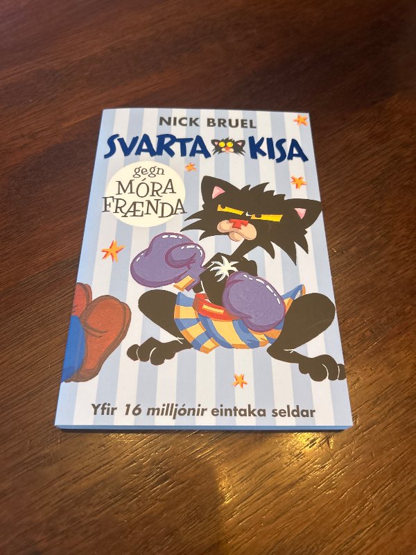 Svarta kisa gegn móra