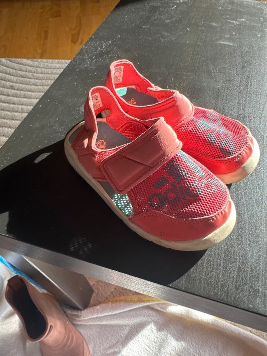 Adidas sandalar