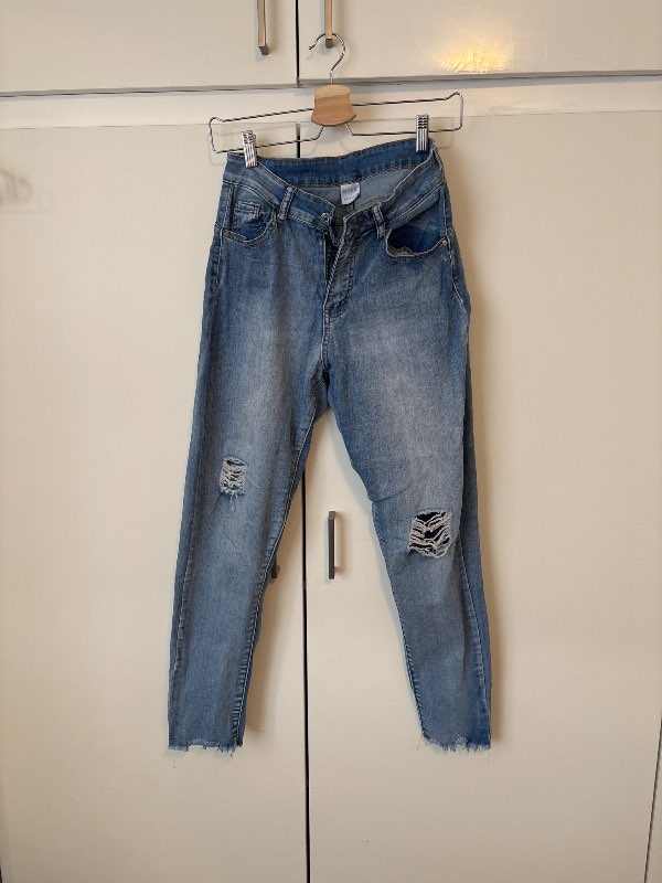 Jeans with holes